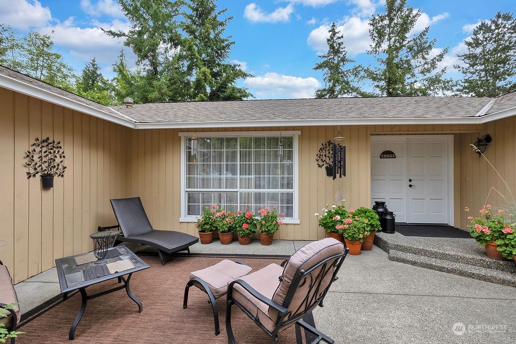 Photo of 13932 SE 155th Place, Renton, WA 98058 (MLS # 2042092)