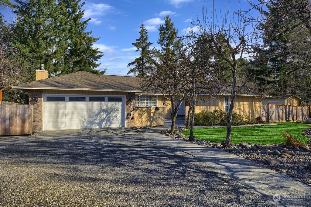 Photo of 13932 SE 155th Place, Renton, WA 98058 (MLS # 2042092)