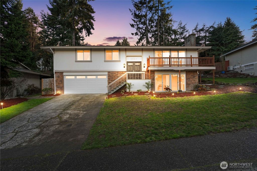 Photo of 3907 SW 328th St St, Federal Way, WA 98023 (MLS # 2470450)