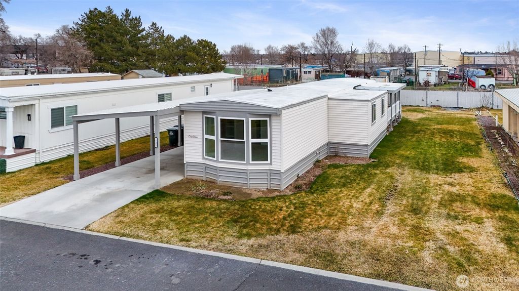 Photo of 2240 W Broadway Ave #121, Moses Lake, WA 98837 (MLS # 2482955)