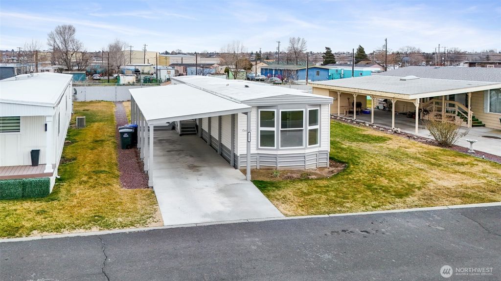 Photo of 2240 W Broadway Ave #121, Moses Lake, WA 98837 (MLS # 2482955)