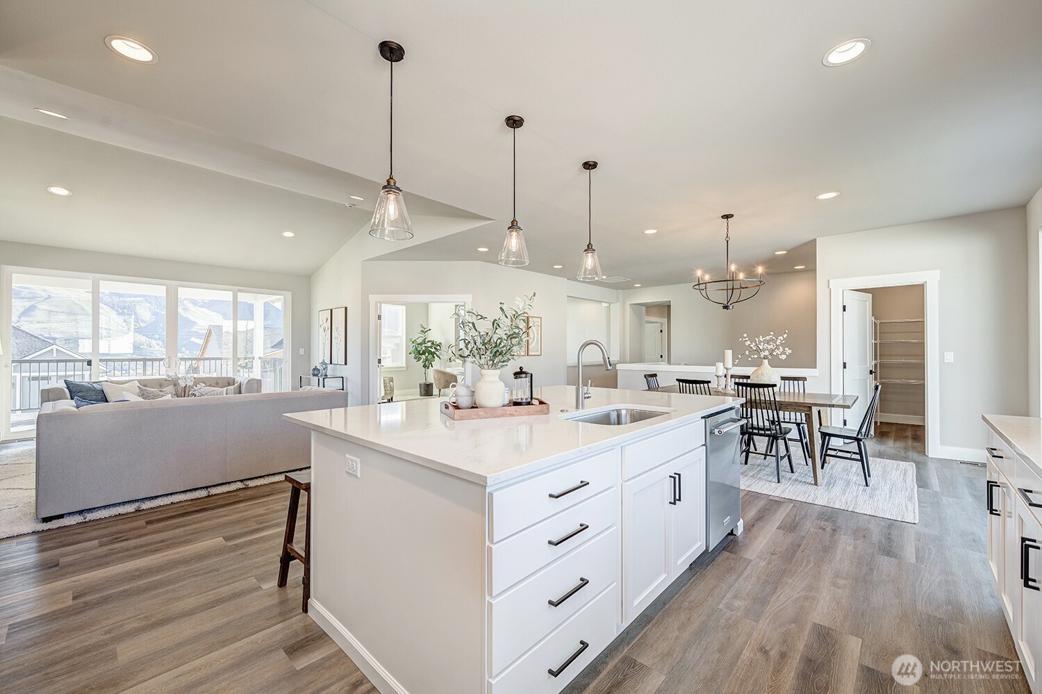 East Wenatchee, Washington 98802, United States, 4 Bedrooms Bedrooms, ,3 BathroomsBathrooms,Residential,Active,222235