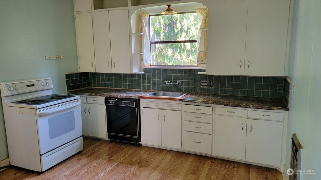 Photo of 3718 Hoyt Avenue, Everett, WA 98201 (MLS # 2064133)