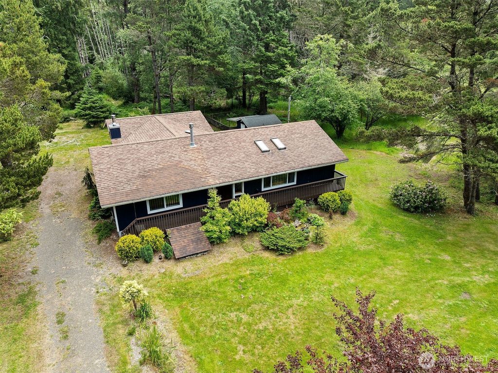 Photo of 15308 Pacific Way, Long Beach, WA 98631 (MLS # 2488459)