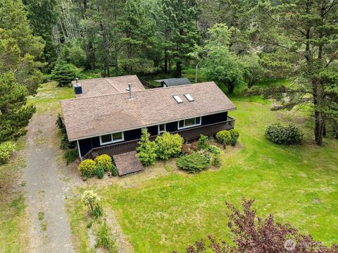 Photo of 15308 Pacific Way, Long Beach, WA 98631 (MLS # 2488459)