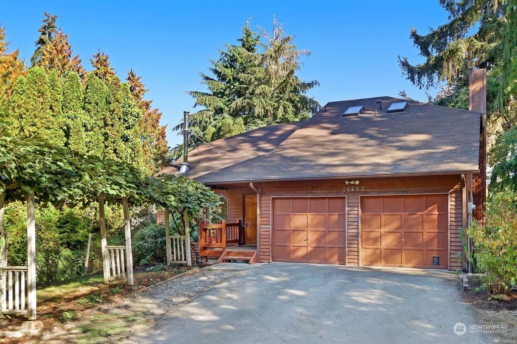 Photo of 10402 35th Avenue NE, Seattle, WA 98125 (MLS # 2073089)