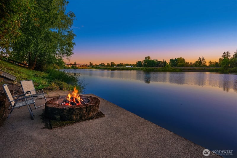 405 Lakeshore Drive