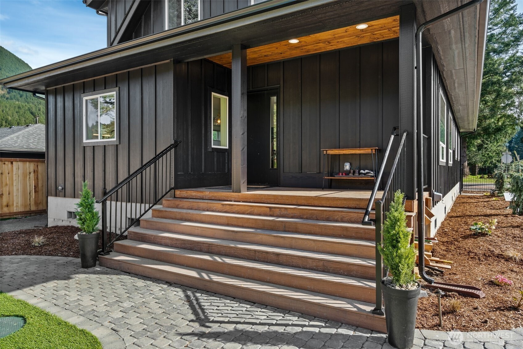 135 Main Street E