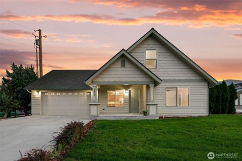 Photo of 1519 Springwater Avenue, Wenatchee, WA 98801 (MLS # 2417003)