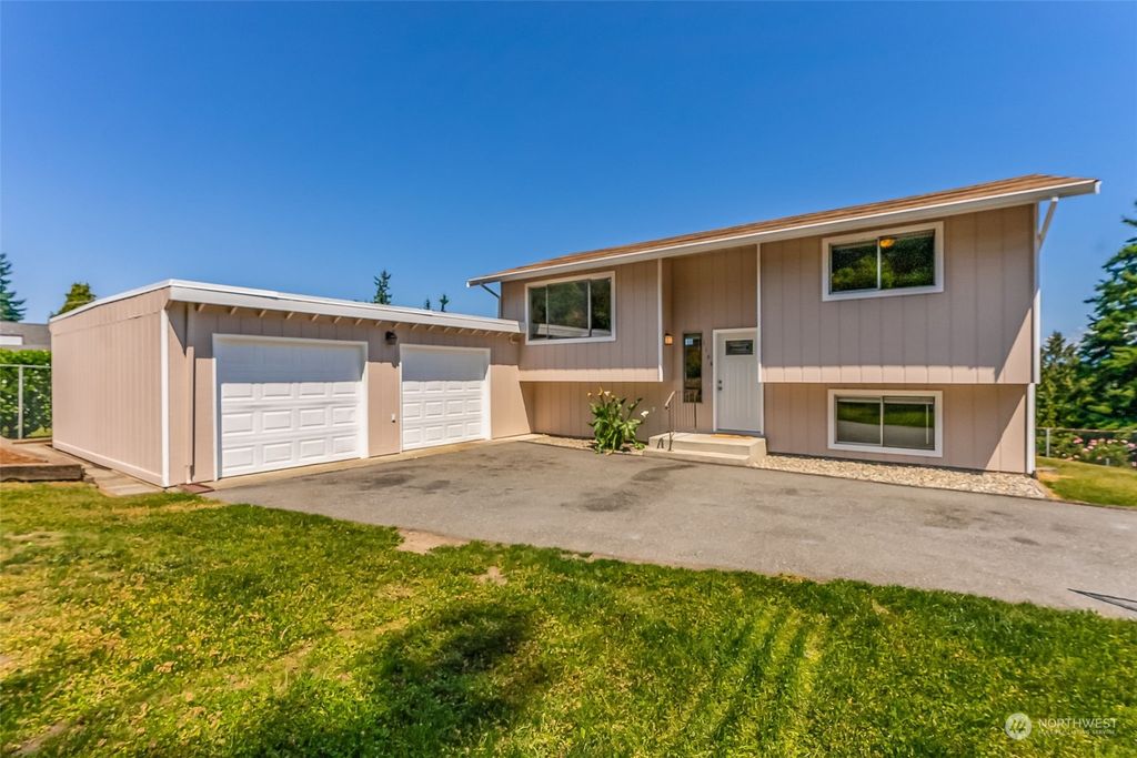 Photo of 1105 Sumner Lane, Everett, WA 98203 (MLS # 2128040)