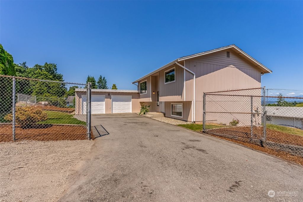 Photo of 1105 Sumner Lane, Everett, WA 98203 (MLS # 2128040)