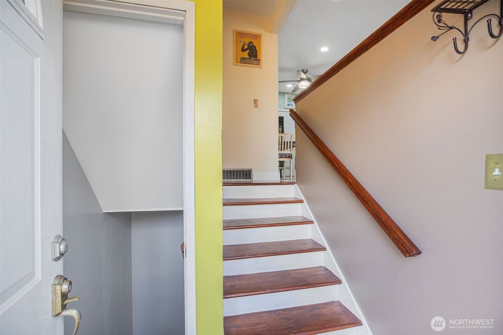 Photo of 31451 12th Avenue SW, Federal Way, WA 98023 (MLS # 2444928)