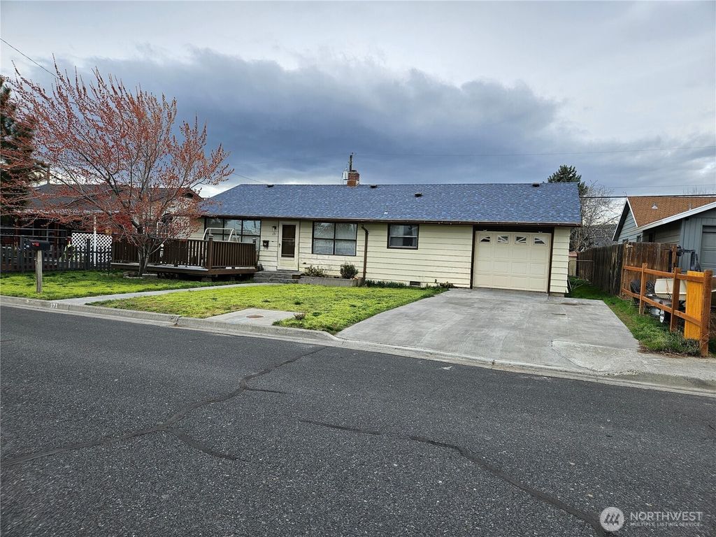 Photo of 171 Ivy Street SE, Ephrata, WA 98823 (MLS # 2495831)