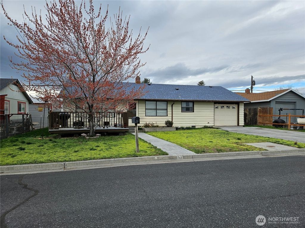 Photo of 171 Ivy Street SE, Ephrata, WA 98823 (MLS # 2495831)