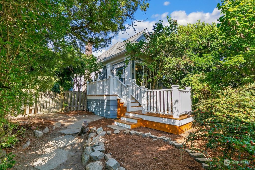 Photo of 320 Garfield Street, Seattle, WA 98109 (MLS # 2159037)