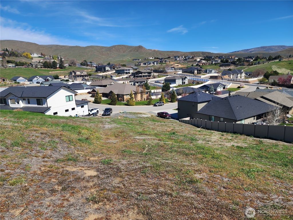 Photo of 83 Sunny Meadows Loop, Wenatchee, WA 98801 (MLS # 2499165)