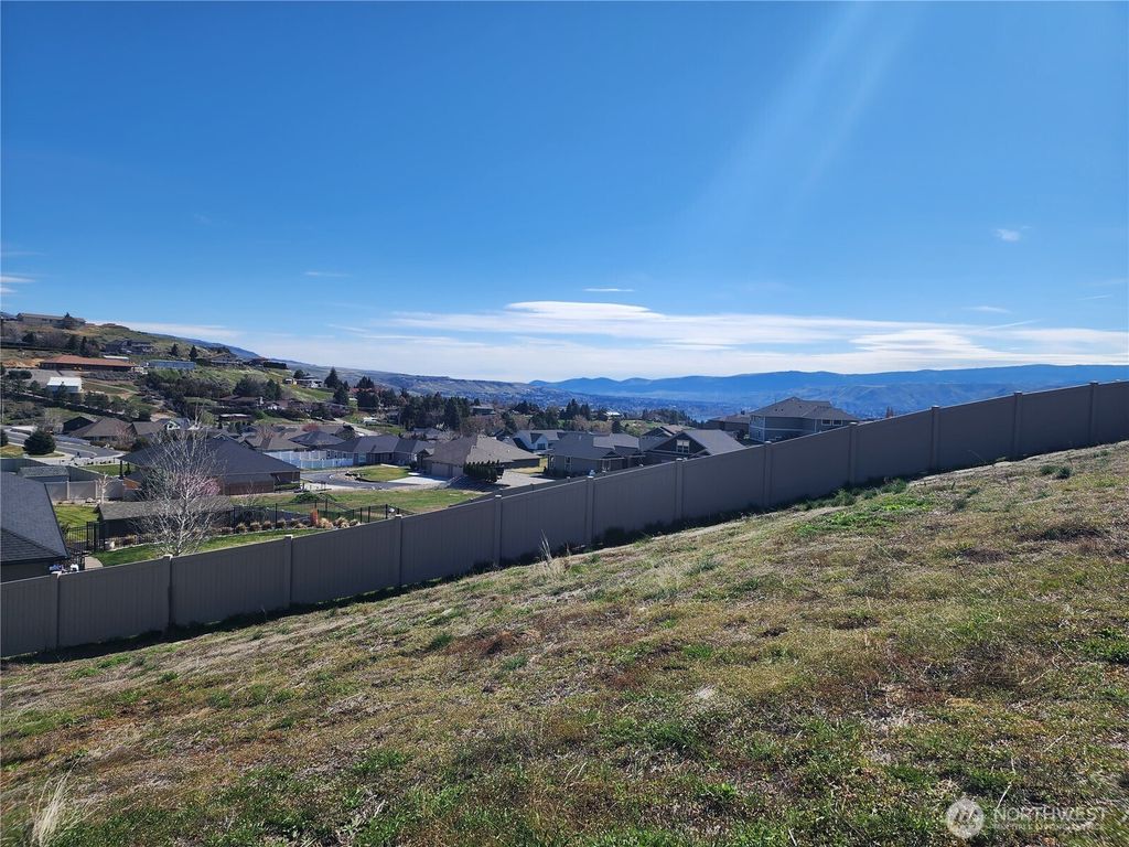 Photo of 83 Sunny Meadows Loop, Wenatchee, WA 98801 (MLS # 2499165)