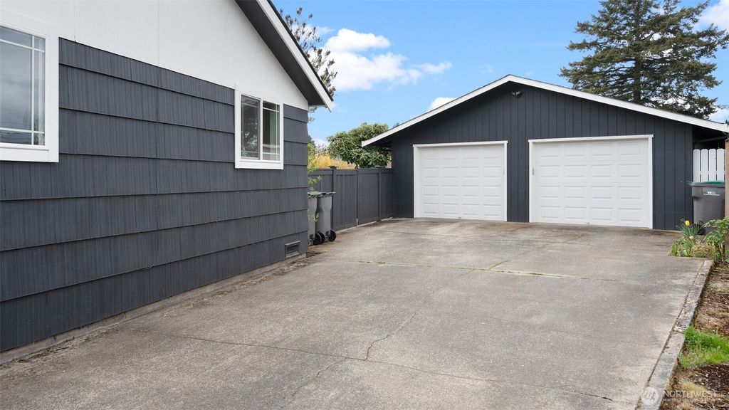 Photo of 923 E 32nd Street, Bremerton, WA 98310 (MLS # 2466226)