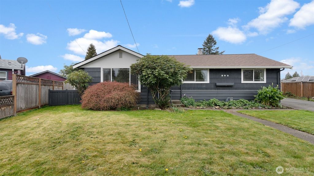 Photo of 923 E 32nd Street, Bremerton, WA 98310 (MLS # 2466226)