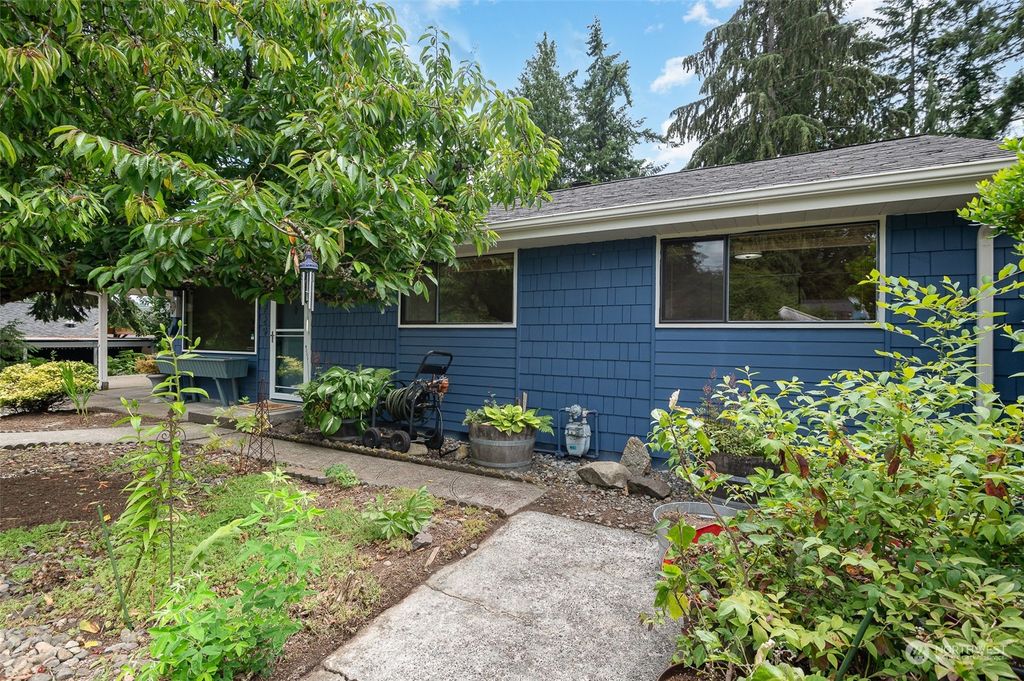 Photo of 2729 NE 205th Street, Shoreline, WA 98155 (MLS # 2256684)