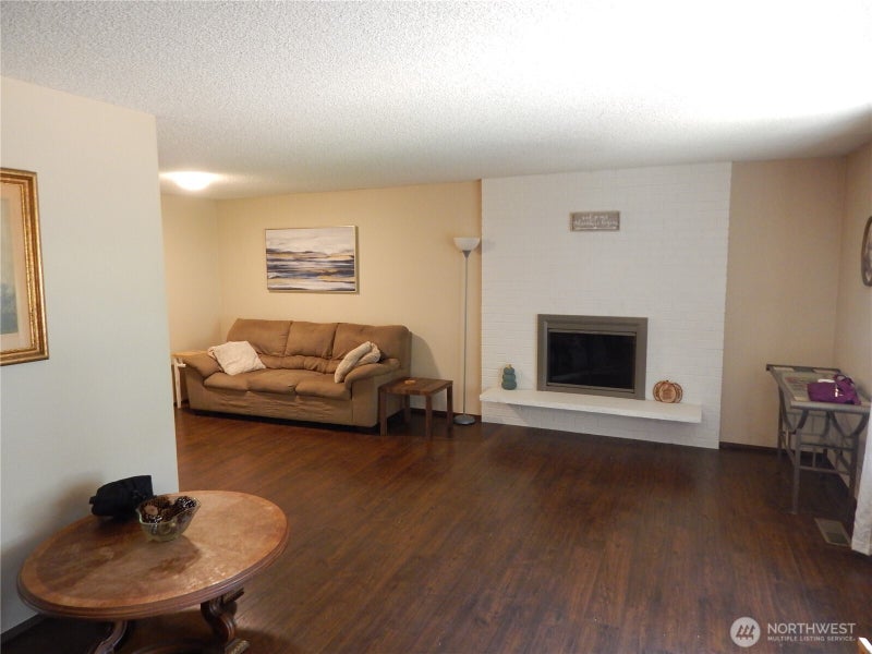 522 Penguin Court SE