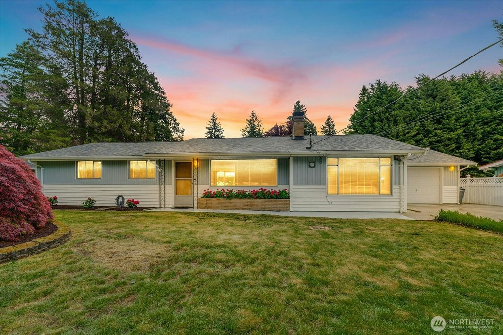 Photo of 20618 1st Avenue S, Des Moines, WA 98198 (MLS # 2375828)