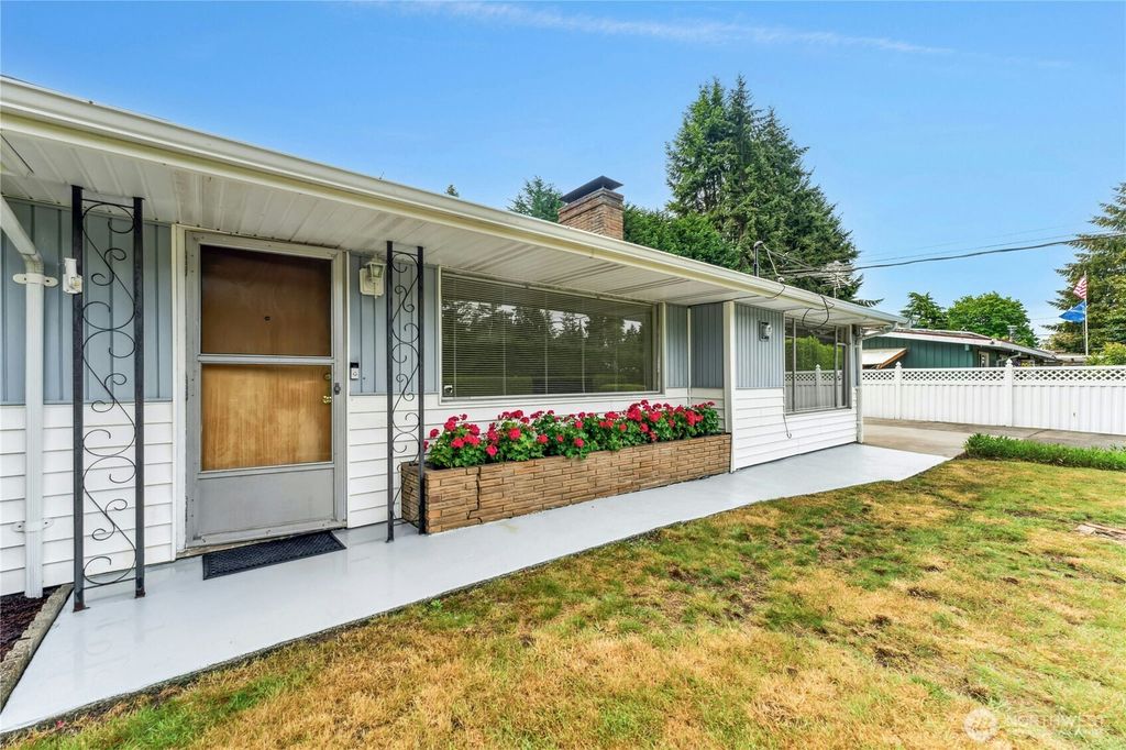 Photo of 20618 1st Avenue S, Des Moines, WA 98198 (MLS # 2375828)