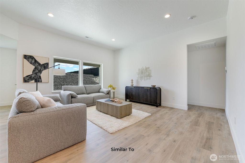 Photo of 320 N Montana Street, Moses Lake, WA 98837 (MLS # 2517086)
