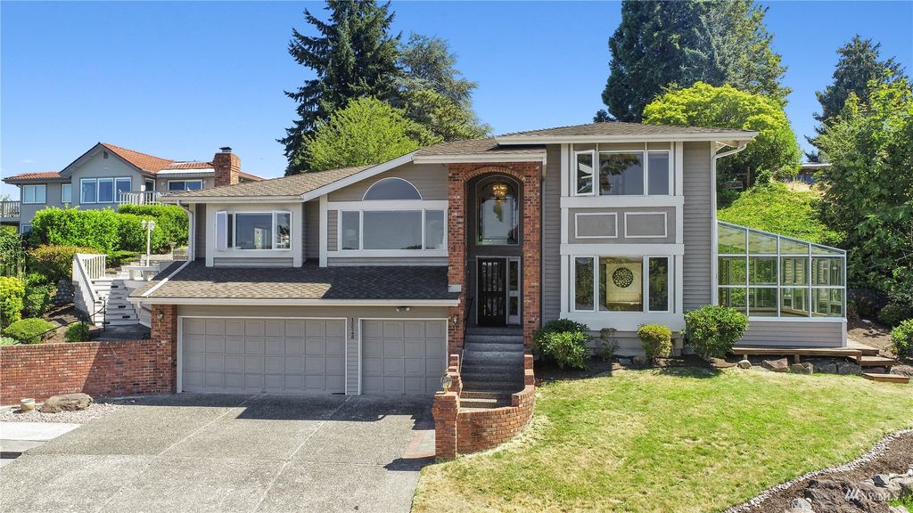 Photo of 15548 62nd Avenue NE, Kenmore, WA 98028 (MLS # 1981645)
