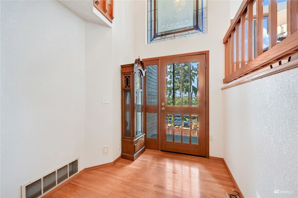 Photo of 15548 62nd Avenue NE, Kenmore, WA 98028 (MLS # 1981645)
