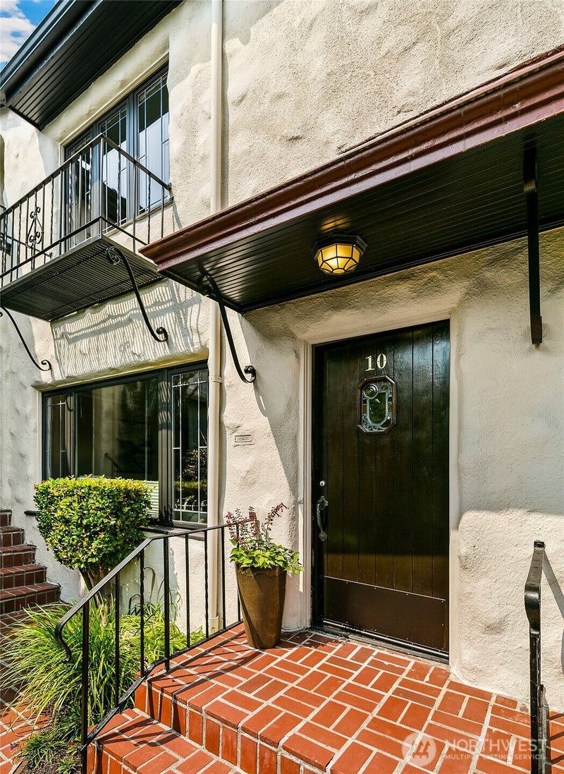 2205 Bigelow Avenue N 10