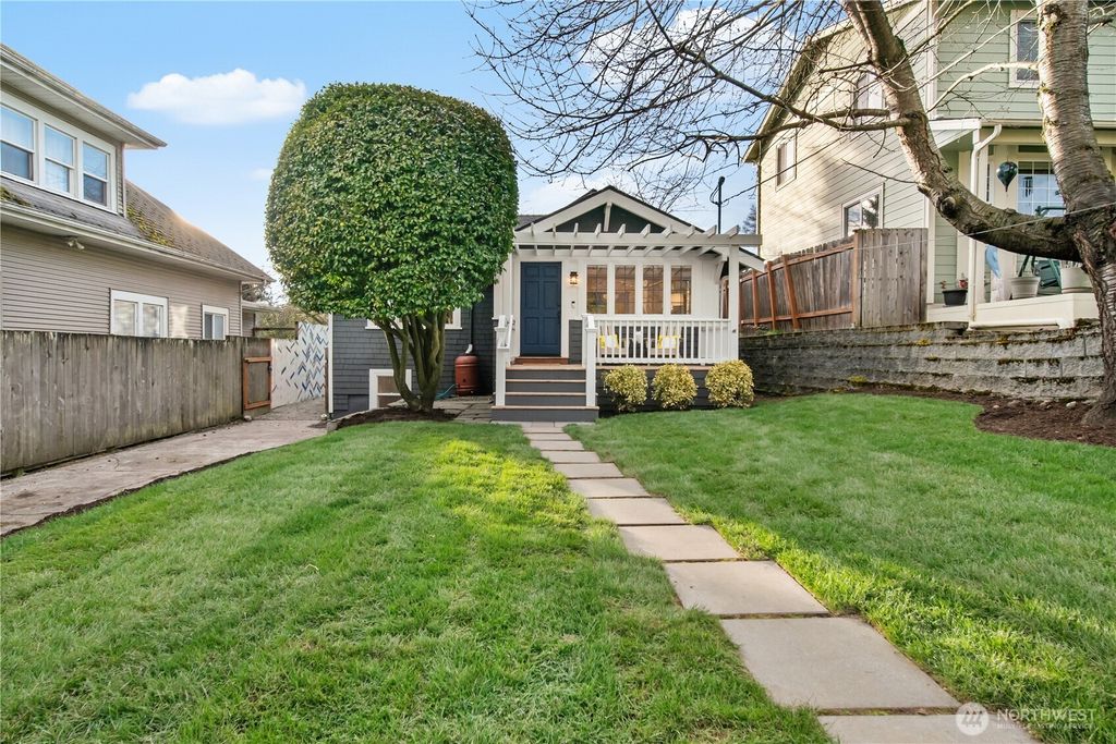 Photo of 3815 Sunnyside Avenue N, Seattle, WA 98103 (MLS # 2477991)