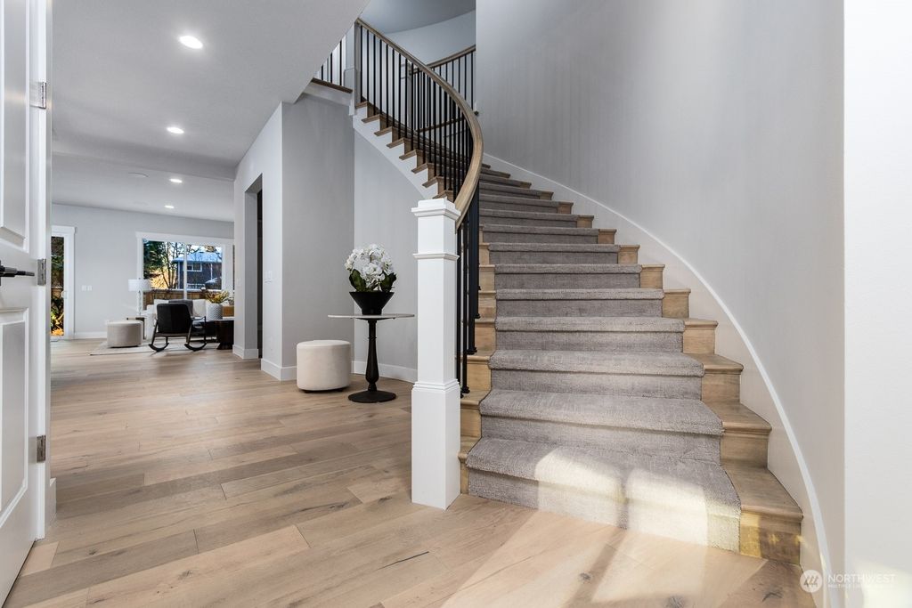 Photo of 6401 125th Avenue NE, Kirkland, WA 98033 (MLS # 2065926)