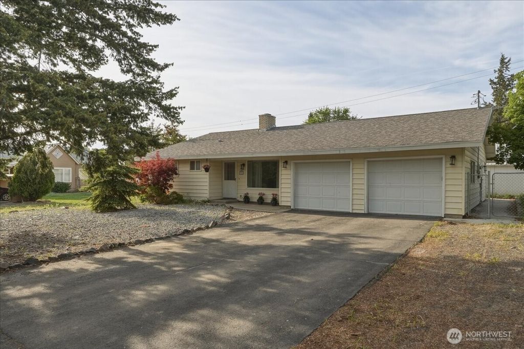 Photo of 309 W Walnut Street, Waterville, WA 98858 (MLS # 2523755)