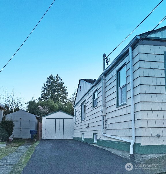 Seattle, Washington 98126, United States, 3 Bedrooms Bedrooms, ,1 BathroomBathrooms,Residential,Pending,84383