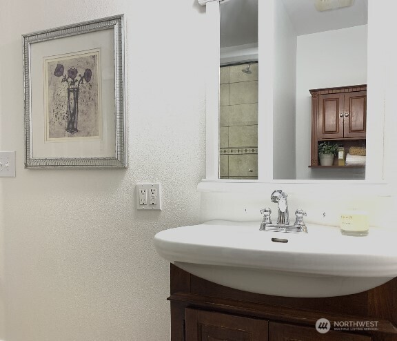 Seattle, Washington 98126, United States, 3 Bedrooms Bedrooms, ,1 BathroomBathrooms,Residential,Pending,84383