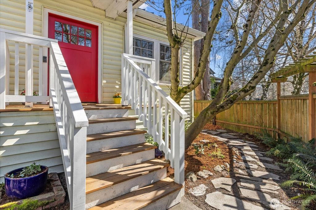 Photo of 810 NE Ravenna Boulevard, Seattle, WA 98115 (MLS # 2490345)