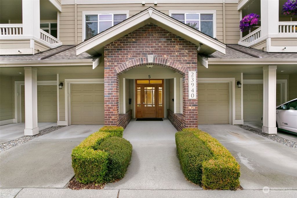 Photo of 23940 NE 115th Lane #204, Redmond, WA 98053 (MLS # 2165479)