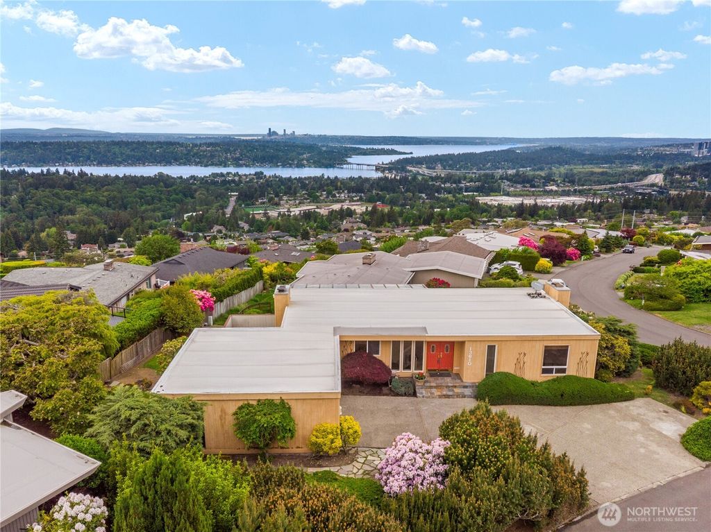 Photo of 13610 Somerset Lane SE, Bellevue, WA 98006 (MLS # 2371711)