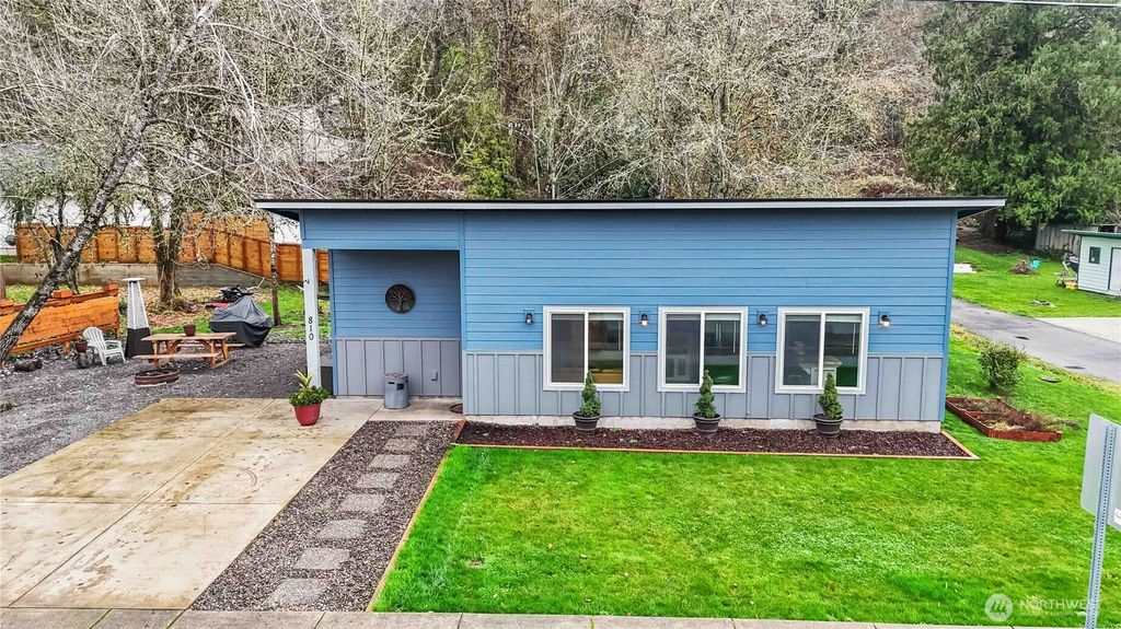 Photo of 810 SE Front St St, Winlock, WA 98596 (MLS # 2459731)