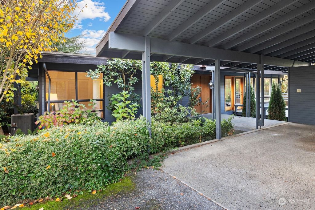 Photo of 7919 NE 26th Street, Medina, WA 98039 (MLS # 2275986)