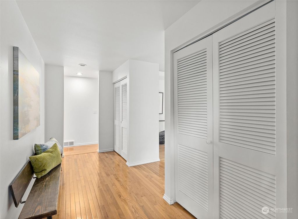 Photo of 7919 NE 26th Street, Medina, WA 98039 (MLS # 2275986)