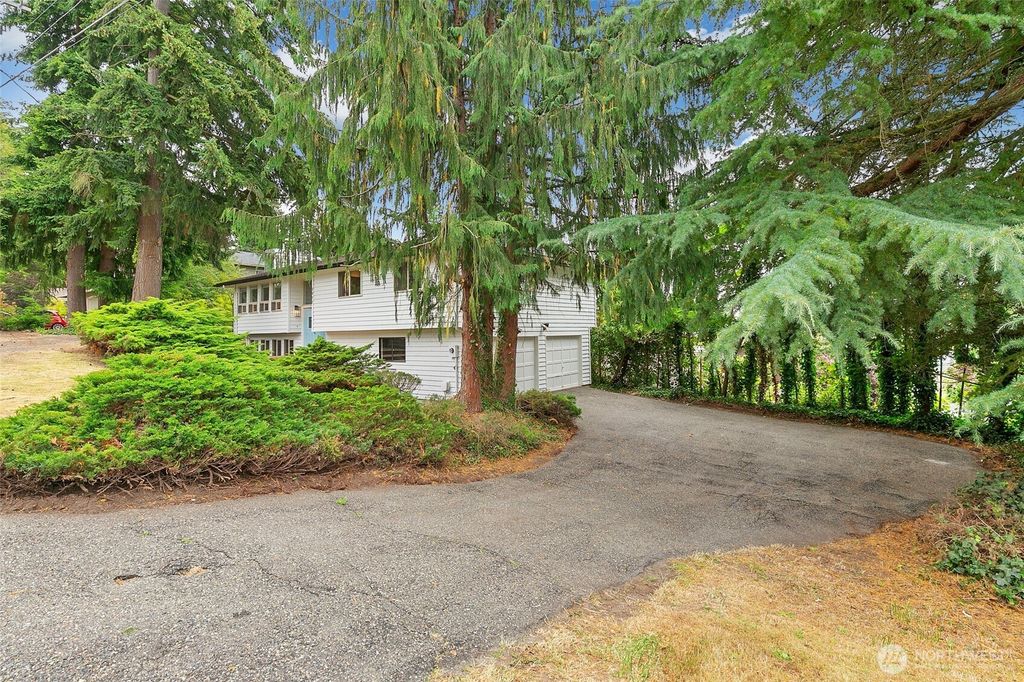 Photo of 3912 Serene Way, Lynnwood, WA 98087 (MLS # 2346077)