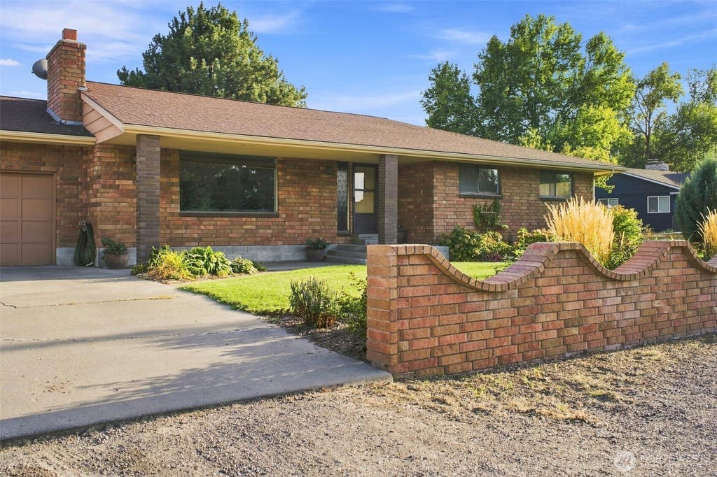 Photo of 4605 W 12th Avenue, Kennewick, WA 99338 (MLS # 2575068)