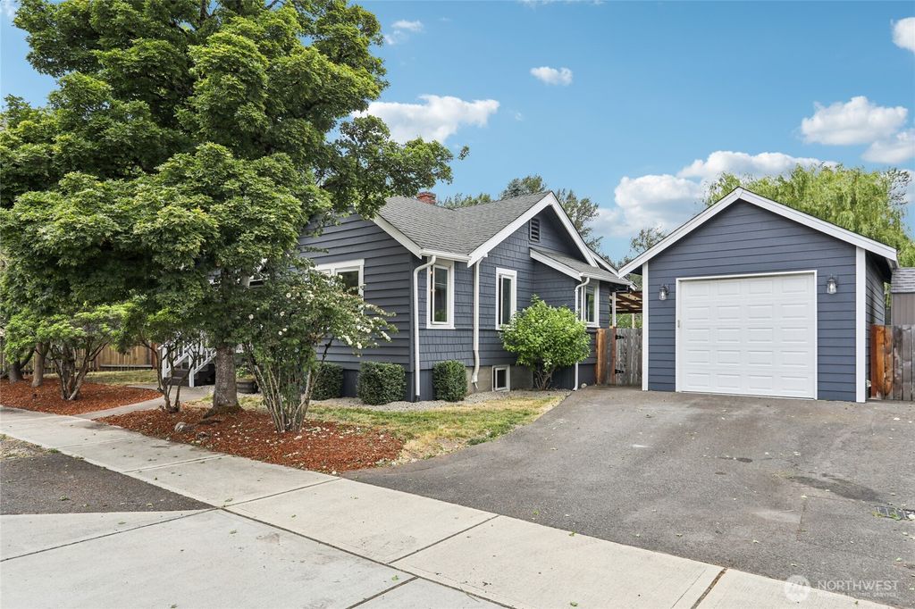 Photo of 611 Elizabeth Street, Sumner, WA 98390 (MLS # 2446624)