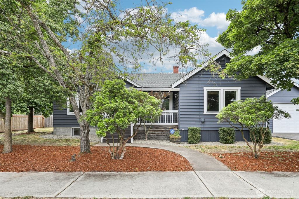 Photo of 611 Elizabeth Street, Sumner, WA 98390 (MLS # 2446624)