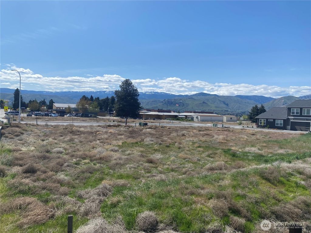 Photo of 140 Harold Street NE, East Wenatchee, WA 98802 (MLS # 2509923)