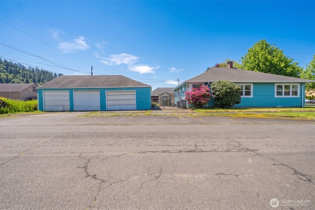 Photo of 2701 Sumner Avenue, Hoquiam, WA 98550 (MLS # 2520910)