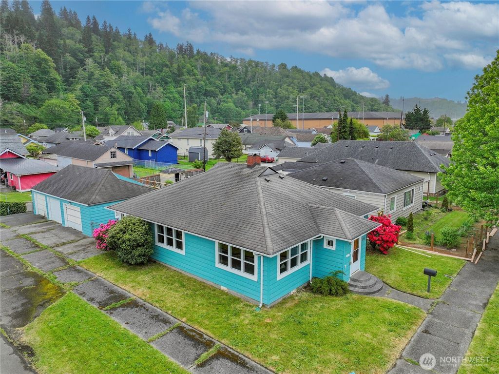 Photo of 2701 Sumner Avenue, Hoquiam, WA 98550 (MLS # 2520910)