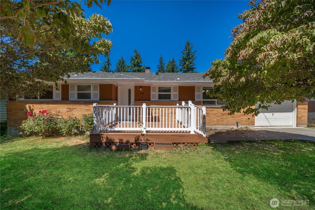 Photo of 528 S 302nd St, Federal Way, WA 98003 (MLS # 2411411)